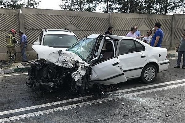 تصادف شدید سمند با ۷ خودرو در خیابان دماوند