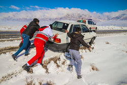 امدادرسانی به ۳ خانواده گرفتار در برف جوانرود