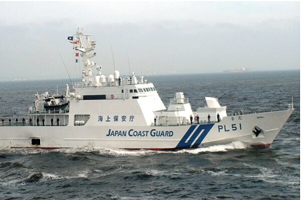 یک کشتی با ۴۳ خدمه در دریای ژاپن، به گِل نشست