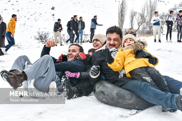شادی و نشاط مردم سنندج بعد از بارش برف سنگین و سفید پوش شدن کوه آبیدر