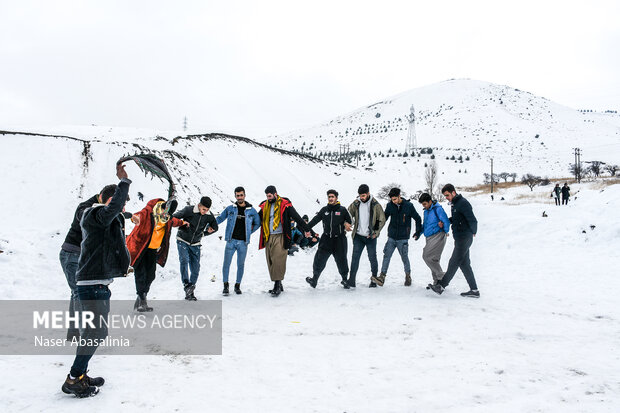 شادی و نشاط مردم سنندج بعد از بارش برف سنگین و سفید پوش شدن کوه آبیدر