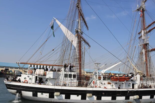 Pakistan navy ships dock at Bandar Abbas in S Iran