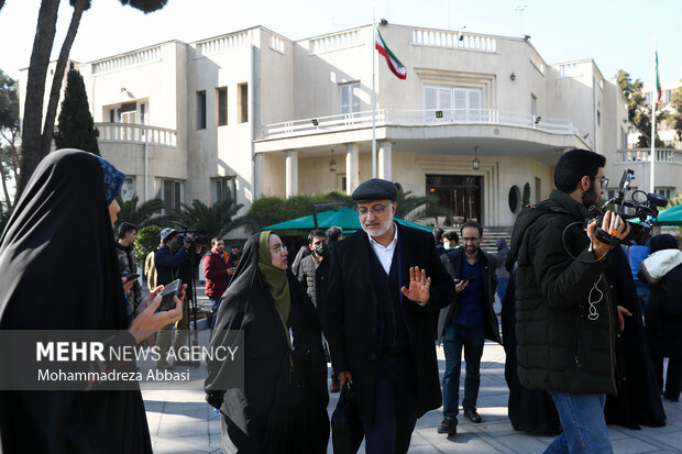 علیرضا زاکانی شهردار تهران در حال گفتگو با خبرنگاران در حاشیه جلسه هیئت دولت است