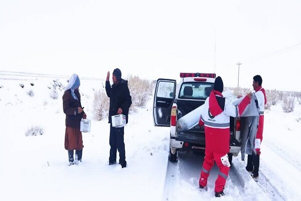 امداد رسانی به عشایر گرفتار برف و کولاک در شهرستان سربیشه
