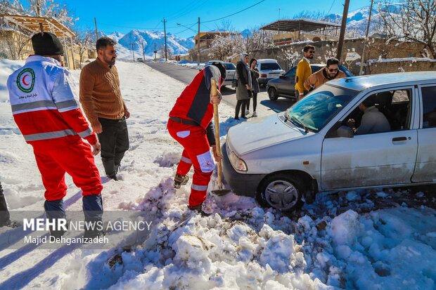 روز برفی امدادگران هلال احمر یزد