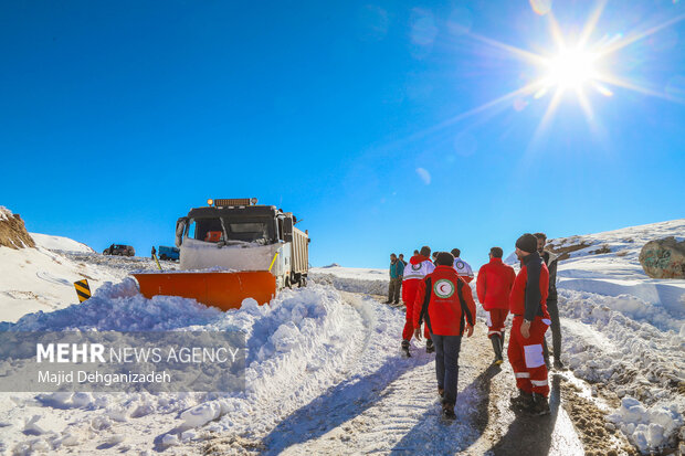 روز برفی امدادگران هلال احمر یزد