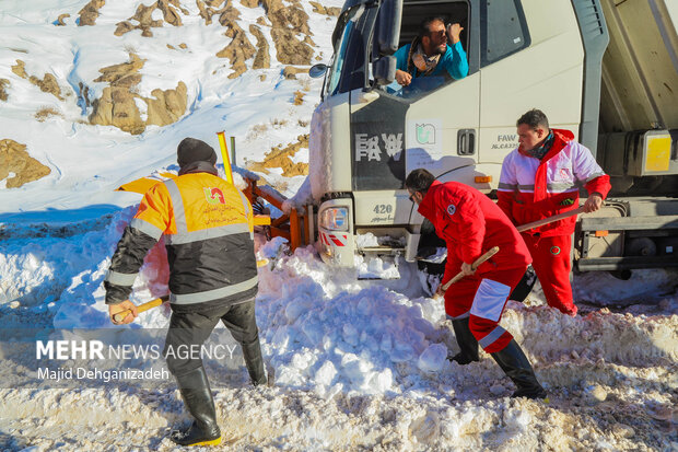 روز برفی امدادگران هلال احمر یزد