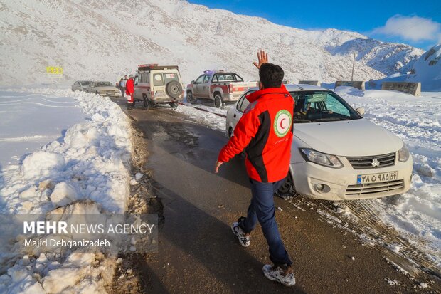 روز برفی امدادگران هلال احمر <a href='https://sayeb.ir/tag/%db%8c%d8%b2%d8%af'>یزد</a>