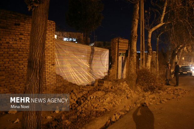 ۱۸۰۰ تخته چادر بین زلزله زدگان خوی شد/احداث کمپ های موقت