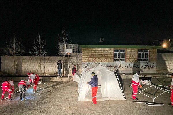 برپایی شبانه چادرهای امدادی در مناطق زلزله زده خوی