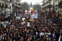 فرانس میں پنشن کے معاملے پر کشیدگی کے باعث 10 لاکھ سے زائد افراد کا احتجاج