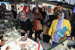 بازدید مهمانان خارجی از نمایشگاه اولین کنگره زنان تاثیر گذار