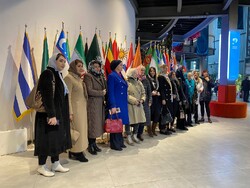 ضيوف المؤتمر الدولي للنساء المؤثرات يتفقدن معرض المنتجات الإيرانية