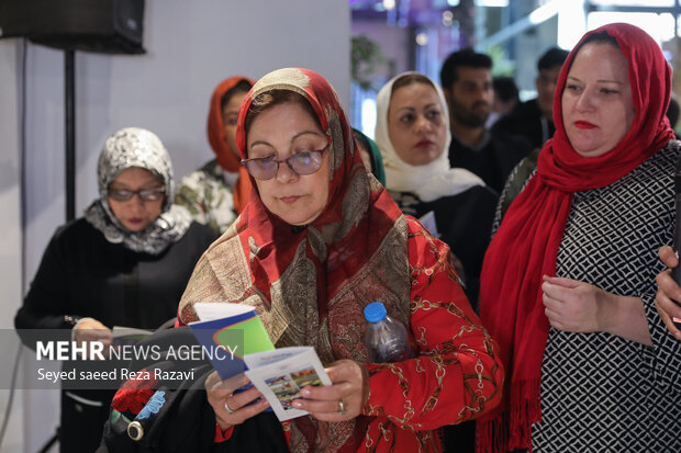 میهمانان زن خارجی و شرکت کنندگان کنگره بین المللی زنان تاثیرگذار، صبح امروز جمعه 30 دی ماه 1401 با حضور در محل نمایشگاه بین‌المللی تهران از نمایشگاه توانمندی های زنان ایرانی بازدید کردند