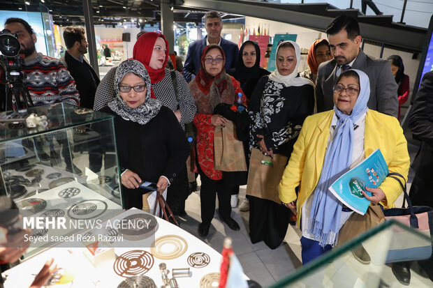 میهمانان زن خارجی و شرکت کنندگان کنگره بین المللی زنان تاثیرگذار، صبح امروز جمعه 30 دی ماه 1401 با حضور در محل نمایشگاه بین‌المللی تهران از نمایشگاه توانمندی های زنان ایرانی بازدید کردند