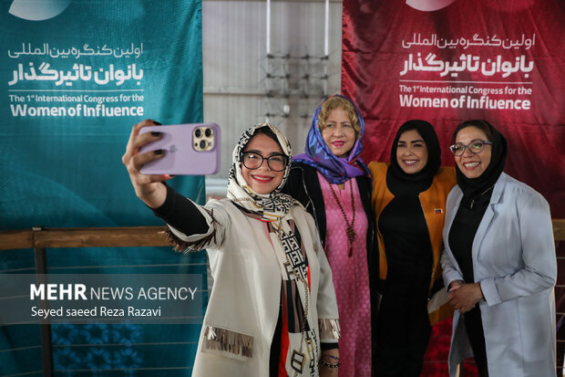میهمانان زن خارجی و شرکت کنندگان کنگره بین المللی زنان تاثیرگذار، صبح امروز جمعه 30 دی ماه 1401 با حضور در محل نمایشگاه بین‌المللی تهران از نمایشگاه توانمندی های زنان ایرانی بازدید کردند