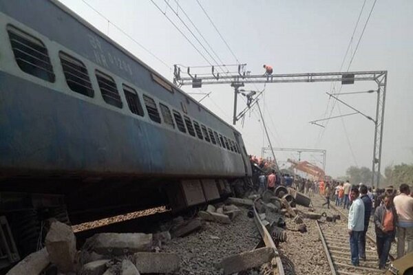 انفجار بمب در پاکستان، قطار مسافربری را از ریل خارج کرد+ فیلم