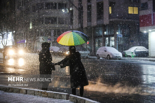 با فرا رسیدن فصل زمستان و افت چشمگیر دمای هوا تهران با بارش گسترده برف همراه شد