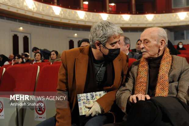 ایوب آقا خانی کارگردان تئاتر در چهل و یکمین مراسم جشنواره تئاتر فجر حضور دارد