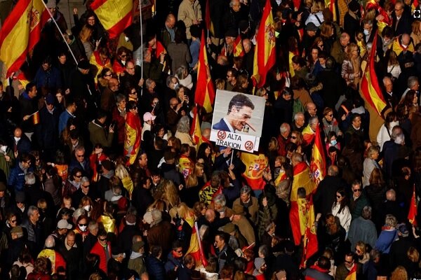 تظاهرکنندگان اسپانیایی دولت «پدرو سانچز» را به خیانت متهم کردند