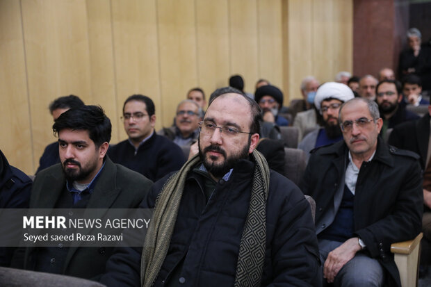  علی فروغی مدیر شبکه سوم سیما در مراسم بزرگداشت  مرحوم حاج عباس حسینی یکتا حضور دارد