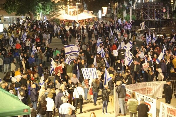 Anti-Netanyahu protesters block streets in Tel Aviv