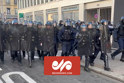لگد کردن سر یک معترض توسط پلیس فرانسه!