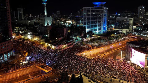 Tens of thousands hold protest against Zionist PM's cabinet