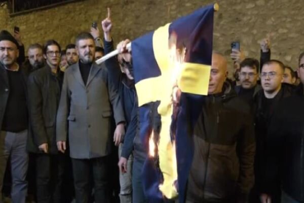 پرچم سوئد از سوی مردم ترکیه به آتش کشیده شد+ فیلم
