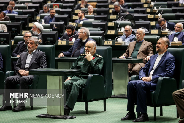 حسین امیرعبدالهیان وزیر امور خارجه و سردار حسین سلامی فرمانده کل سپاه پاسداران در جلسه غیر علنی مجلس حضور دارند