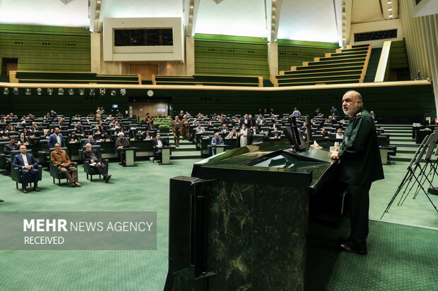 سردار حسین سلامی فرمانده کل سپاه پاسداران در در حال سخنرانی در جلسه غیر علنی مجلس با حضور حسین امیرعبدالهیان وزیر امور خارجه وزیر امور خارجه است