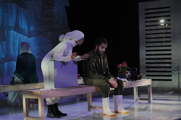 نمایش گلستانی پیله‌های خیس در جشنواره تئاتر فجر به روی صحنه رفت
