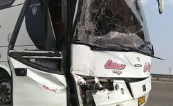 برخورد اتوبوس با کامیون بنز در آزادراه نطنز-اصفهان/۳ نفر مصدوم شد