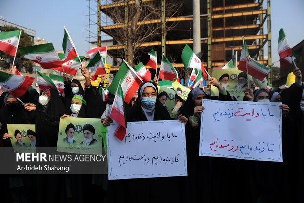تجمع دانش آموزان شهر تهران در اعتراض به توهین نشریه فرانسوی به مرجعیت، صبح امروز سه شنبه ۴ بهمن ماه ۱۴۰۱ در مقابل سفارت فرانسه برگزار شد