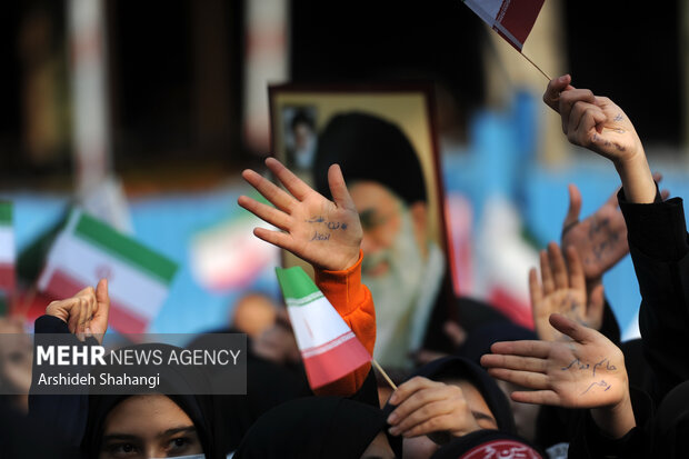 تجمع دانش آموزان شهر تهران در اعتراض به توهین نشریه فرانسوی به مرجعیت، صبح امروز سه شنبه ۴ بهمن ماه ۱۴۰۱ در مقابل سفارت فرانسه برگزار شد