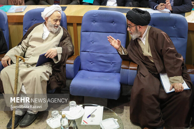 حجت الاسلام سیدمحمد علی آل هاشم امام جمعه تبریز در حال گفتگو با <a href='https://sayeb.ir/tag/%d8%ad%d8%ac%d8%aa-%d8%a7%d9%84%d8%a7%d8%b3%d9%84%d8%a7%d9%85-%d9%85%d8%ad%d8%b3%d9%86-%d9%82%d8%b1%d8%a7%d8%a6%d8%aa%db%8c'></div>حجت الاسلام محسن قرائتی</a>، رئیس ستاد اقامه نماز در بیست و نهمین اجلاس سراسری نماز است