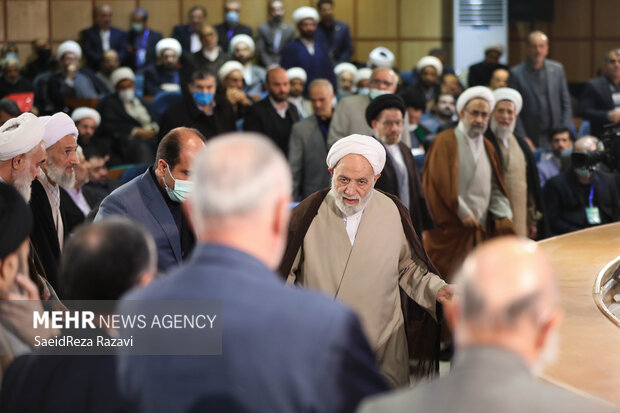 حجت الاسلام محسن قرائتی، رئیس ستاد اقامه نماز در بیست و نهمین اجلاس سراسری نماز حضور دارد