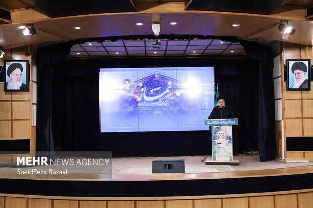 حجت الاسلام سید ابراهیم رئیسی، رئیس جمهور در حال سخنرانی در بیست و نهمین اجلاس سراسری نماز است 