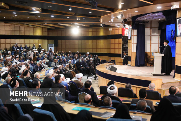 حجت الاسلام سید ابراهیم رئیسی، رئیس جمهور در حال سخنرانی در بیست و نهمین اجلاس سراسری نماز است 