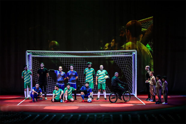 فوتبال ایلامیها با تماشاگر برگزار شد!/ شلوغترین روز جشنواره فجر