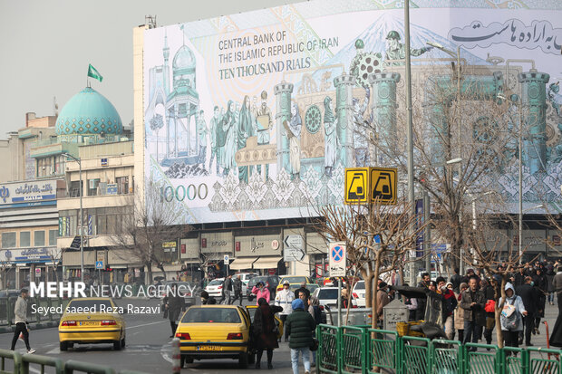 بزرگترین دیوارنگاره کشور با طرحی از اسکناس هزار تومانی و با شعار «اعتبارش به اراده‌هاست» رونمایی شد