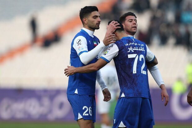 بازیکنان استقلال با پرسپولیسیها دست ندادند/ تعویض اشک آلود مطهری