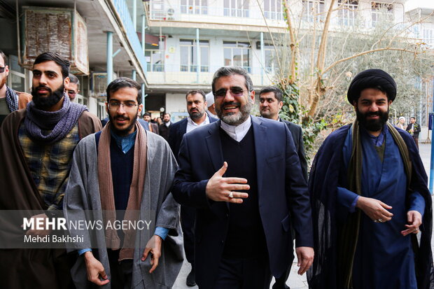 وزیر فرهنگ و ارشاد اسلامی از مدرسه حقانی قم بازدید کرد