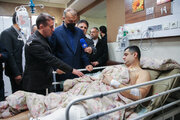 عیادت وزیر امور خارجه از مجروحان حمله مسلحانه به سفارت آذربایجان