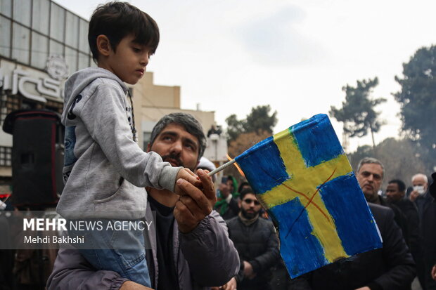سویڈن میں قرآن مجید کی بے حرمتی کے خلاف قم میں احتجاج
