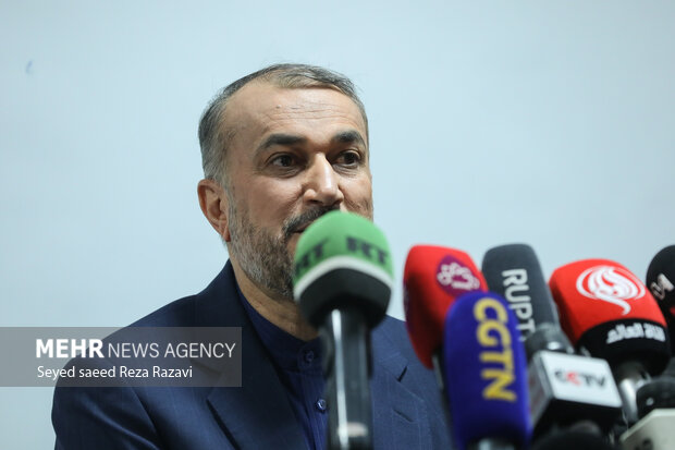 وزير الخارجية الإيراني يزور ضحايا الاعتداء على السفارة الأذربيجانية