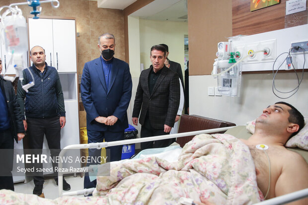 FM visits inured Azeri staff in hospital