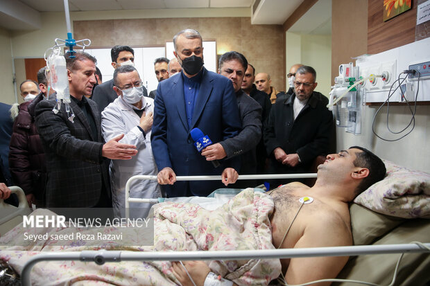 FM visits inured Azeri staff in hospital
