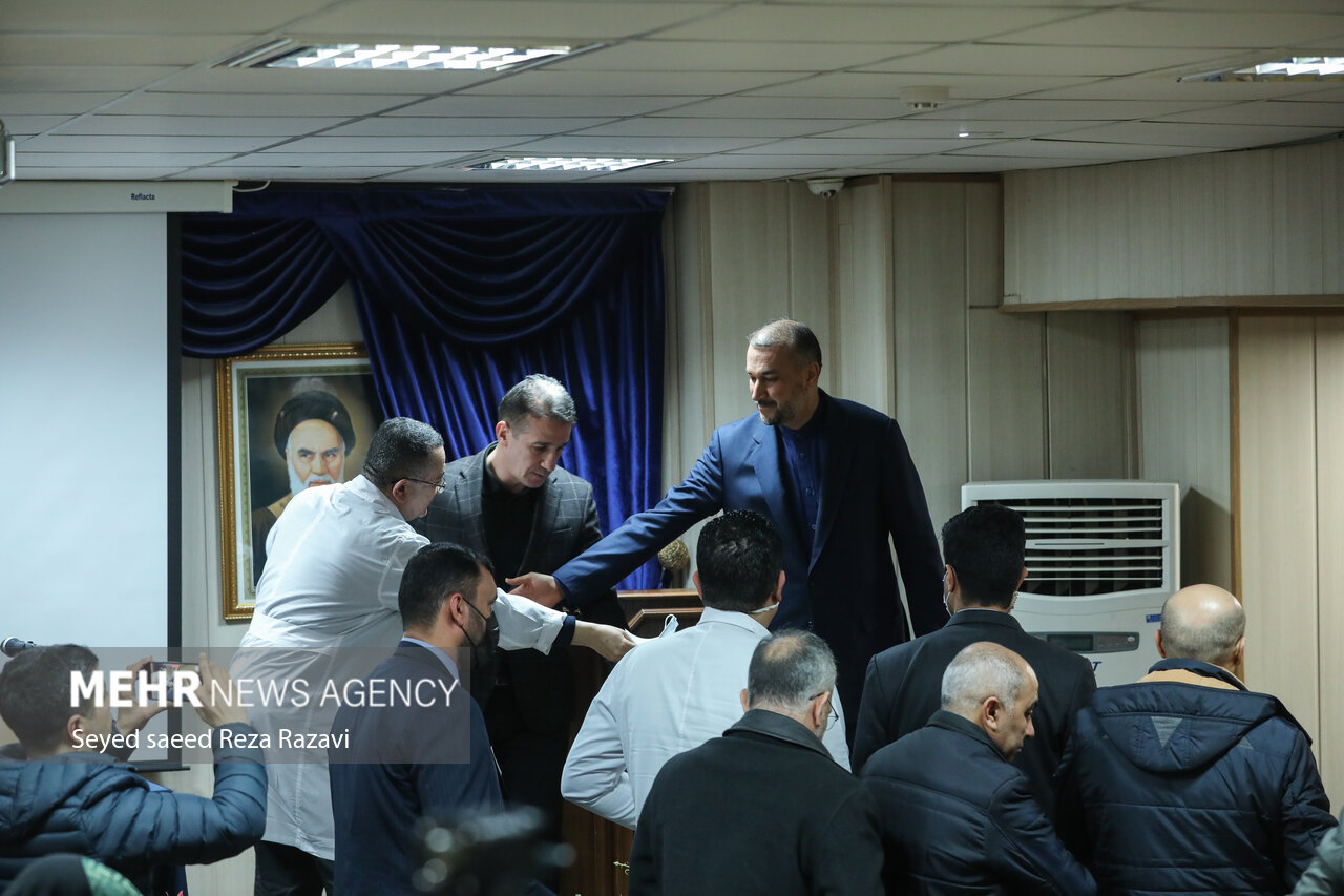 Mehr News Agency - FM visits inured Azeri staff in hospital