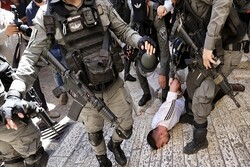 نظامیان صهیونیست، ۱۵ جوان فلسطینی را به طرز وحشیانه‌ای بازداشت کردند+ فیلم